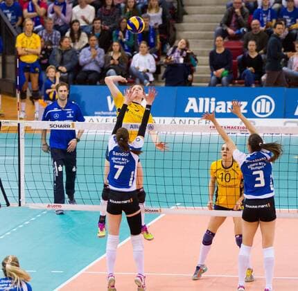 Lonneke Sloeetjes 5 (Schweriner SC) im Angriff gegen Renata Sandor 7 und Micheli Pissinato 3, Allianz MTV Stuttgart vs Schweriner SC, 1. Volleyball Bundesliga Play-Off Halbfinale, Damen, SCHARRena, Stuttgart, 01.04.2015 EP_nwr