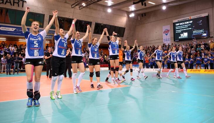 Stuttgart Volleyball Playoffs Halbfinale Allianz MTV Stuttgart vs. Schweriner SC, Stuttgarter Jubel über den Sieg, v.l. Kim Renkema, Martina Malevic, Micheli Pissinato, Athina Papafotiou, Jelena Wlk, Tamari Miyashiro, Mareike Hindriksen, Nichole Lindow, Katherine Harms, Heather Meyers, Renata Sandor