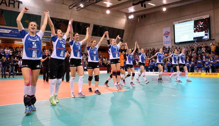 Stuttgart Volleyball Playoffs Halbfinale Allianz MTV Stuttgart vs. Schweriner SC, Stuttgarter Jubel über den Sieg, v.l. Kim Renkema, Martina Malevic, Micheli Pissinato, Athina Papafotiou, Jelena Wlk, Tamari Miyashiro, Mareike Hindriksen, Nichole Lindow, Katherine Harms, Heather Meyers, Renata Sandor