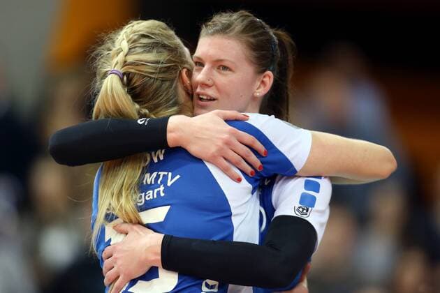 Stuttgart Volleyball Playoffs Halbfinale Allianz MTV Stuttgart vs. Schweriner SC, rechts Renata Sandor (Stuttgart) umarmt Nichole Lindow