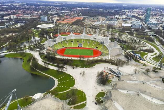 Olympiastadion mit Zeltdach, Olympiasee, im Olympiapark mit Blick vom Olympiaturm in Muenchen, Bayern am 30.03.2015