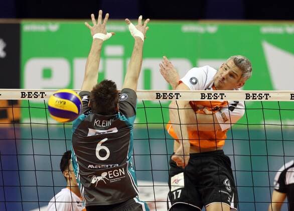 Rob Bontje im Angriff, Georg Klein Aktion Spielszene Zweikampf Volleyball Bundesliga Herren Saison 2014 2015 02.04.2015 BR Volleys Berlin vs. SWD Powervolleys Düren