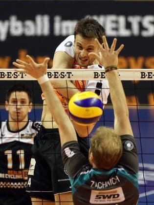 Tomas Kmet im Angriff, Jaromir Zachrich Aktion Spielszene Zweikampf Volleyball Bundesliga Herren Saison 2014 2015 02.04.2015 BR Volleys Berlin vs. SWD Powervolleys Düren
