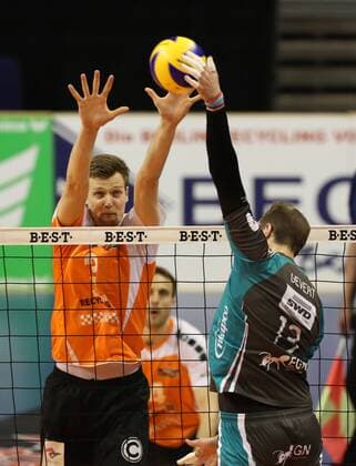 Robert Kromm, Sebastian Gevert im Angriff Aktion Spielszene Zweikampf Volleyball Bundesliga Herren Saison 2014 2015 02.04.2015 BR Volleys Berlin vs. SWD Powervolleys Düren