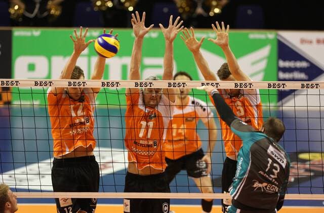 Paul Carroll, Martin Krystof, Robert Kromm im Block, Sebastian Gevert im Angriff Volleyball Bundesliga Herren Saison 2014 2015 02.04.2015 BR Volleys Berlin vs. SWD Powervolleys Düren