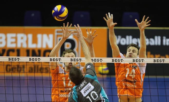 Matthias Pompe (Düren), vorne, beim Schmetterball, hinten Paul Carroll (BR Volleys), Tomas Kmet (BR Volleys), BR Volleys Berlin - SWD Powervolleys Düren Deutsche Volleyball Liga, Saison 2014 2015, Herren, Männer, Männer, men, Volleyball, Deutschland, Germany, Max-Schmeling-Halle Berlin, 2.4.2015
