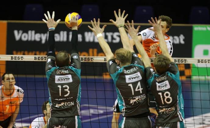 Robert Kromm (BR Volleys), hinten beim Schmetterball, vorne Sebastian Gevert (Düren), Jaromir Zachrich (Düren), Jan-Philipp Marks (Düren), BR Volleys Berlin - SWD Powervolleys Düren Deutsche Volleyball Liga, Saison 2014 2015, Herren, Männer, Männer, men, Volleyball, Deutschland, Germany, Max-Schmeling-Halle Berlin, 2.4.2015