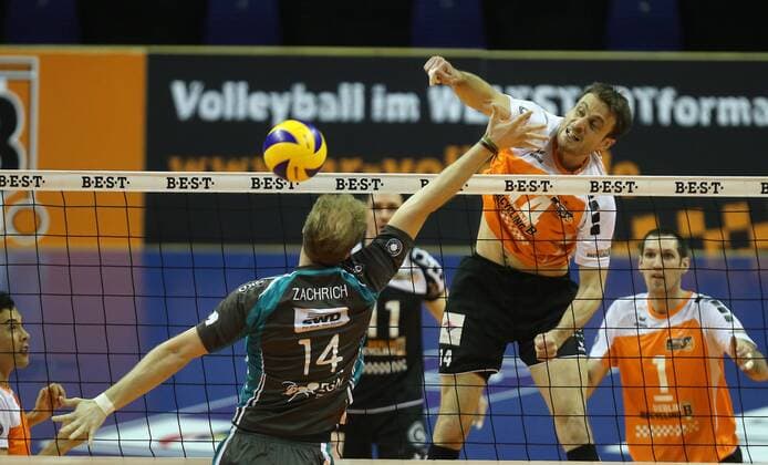 Tomas Kmet (BR Volleys), hinten, vorne Jaromir Zachrich (Düren), BR Volleys Berlin - SWD Powervolleys Düren Deutsche Volleyball Liga, Saison 2014 2015, Herren, Männer, Männer, men, Volleyball, Deutschland, Germany, Max-Schmeling-Halle Berlin, 2.4.2015