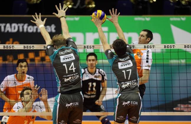 Scott Touzinsky (BR Volleys), hinten, vorne Jaromir Zachrich (Düren), Tomas Kocian (Düren), BR Volleys Berlin - SWD Powervolleys Düren Deutsche Volleyball Liga, Saison 2014 2015, Herren, Männer, Männer, men, Volleyball, Deutschland, Germany, Max-Schmeling-Halle Berlin, 2.4.2015