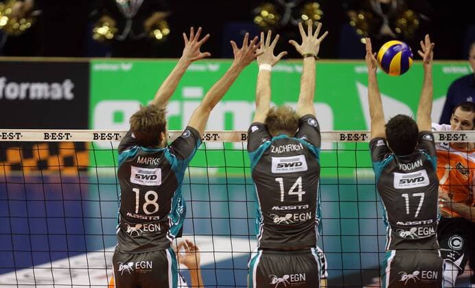 Scott Touzinsky (BR Volleys), hinten, vorne Jan-Philipp Marks (Düren), Jaromir Zachrich (Düren), Tomas Kocian (Düren), BR Volleys Berlin - SWD Powervolleys Düren Deutsche Volleyball Liga, Saison 2014 2015, Herren, Männer, Männer, men, Volleyball, Deutschland, Germany, Max-Schmeling-Halle Berlin, 2.4.2015