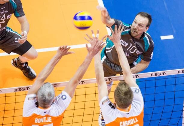 Berlin, Deutschland, 02.04.2015: Volleyball Bundesliga - Playoffs Halbfinale Spiel 1 Saison 2014 2015 - Berlin Recycling Volleys - SWD Powervolleys Dueren Düren. Matthias Pompe (Düren 10) gegen den Block aus Rob Bontje (BR Volleys 17), Paul Carroll (BR Volleys 12)