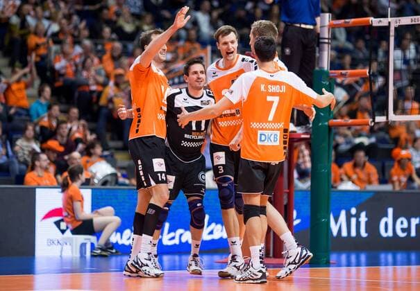 Berlin, Deutschland, 02.04.2015: Volleyball Bundesliga - Playoffs Halbfinale Spiel 1 Saison 2014 2015 - Berlin Recycling Volleys - SWD Powervolleys Dueren Düren. Das Team der BR Volleys jubelt: v.l. Tomas Kmet (BR Volleys 14), Martin Krystof (BR Volleys 11), Robert Kromm (BR Volleys 3), Paul Carroll (BR Volleys 12), Kawika Shoji (BR Volleys 7)