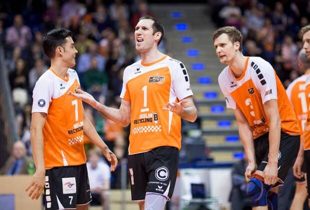 Berlin, Deutschland, 02.04.2015: Volleyball Bundesliga - Playoffs Halbfinale Spiel 1 Saison 2014 2015 - Berlin Recycling Volleys - SWD Powervolleys Dueren Düren. Kawika Shoji (BR Volleys 7), Scott Joseph Touzinsky (BR Volleys 1), Robert Kromm (BR Volleys 3)