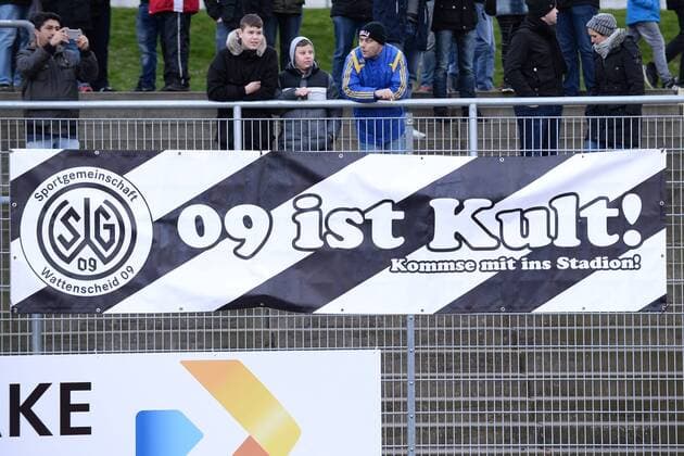 Fußball, Stadiongeschichte SG Wattenscheid 09 Fußball Regionalliga West 19. Spieltag SG Wattenscheid - VfL Bochum II am 02.04.2015 im Lohrheidestadion in Bochum Banner der Wattenscheider Fans