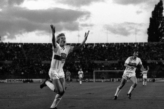 Torschütze Jürgen Klinsmann und Karl Allgöwer (beide VfB Stuttgart) jubeln