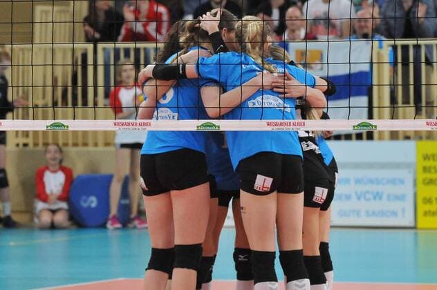 04.04.2015, xtkx, Volleyball 1.Bundesliga Playoffs Damen, VC Wiesbaden - Dresdner SC, v.l. Team VC Wiesbaden,