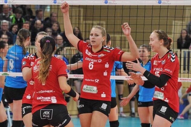 04.04.2015, xtkx, Volleyball 1.Bundesliga Playoffs Damen, VC Wiesbaden - Dresdner SC, v.l. Laura Dijkema (Dresdner SC), Jaroslava Pencova (Dresdner SC), Michelle Bartsch (Dresdner SC),