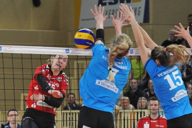 04.04.2015, xtkx, Volleyball 1.Bundesliga Playoffs Damen, VC Wiesbaden - Dresdner SC, v.l. Michelle Bartsch (Dresdner SC), Pauliina Vilponen (VC Wiesbaden), Jennifer Pettke (VC Wiesbaden),