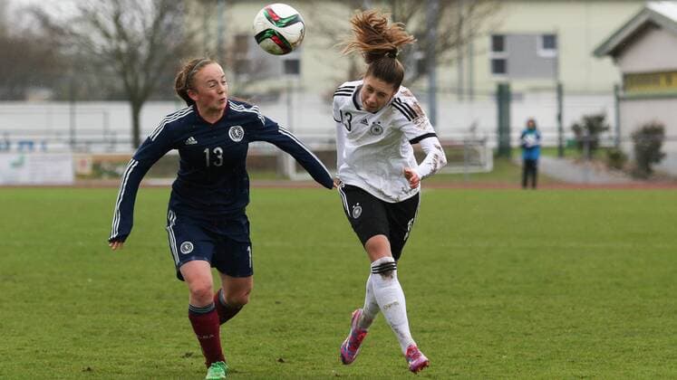 v.li.: Katey Turner (Schottland), Isabella Hartig (Deutschland, DFB), Kopfball, header, Aktion, Action, Fussball, U19-Frauen, EM-Qualifikation, Eliterunde, xozx
