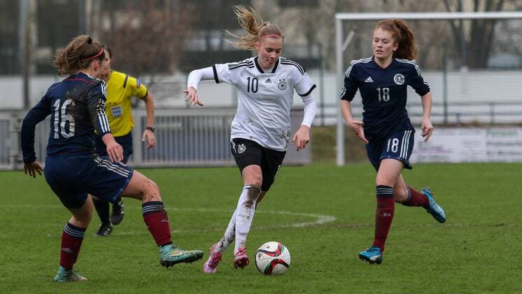 v.li.: Emily McKerlie (Schottland), Laura Freigang (Deutschland, DFB), Megan Karagiozis (Schottland), Fussball, U19-Frauen, EM-Qualifikation, Eliterunde, xozx