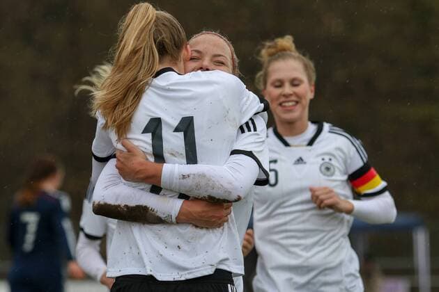 v.li.: Lea Schüller (Deutschland, DFB), Nina Ehegötz (Deutschland, DFB), Rebecca Knaak (Kapitänin, Deutschland, DFB), Jubel, Torjubel, Torerfolg, celebrate the goal, goal, celebration, Jubel ueber das Tor, optimistisch, Action, Aktion, Fussball, U19-Frauen, EM-Qualifikation, Eliterunde, xozx
