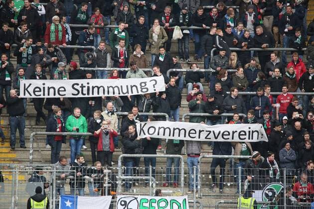 Fans aus Hannover gehen mit den Entwicklungen ihres Vereins ins Gericht und fordern den Rücktritt von Martin Kind - Eintracht Frankfurt vs. Hannover 96, Commerzbank Arena