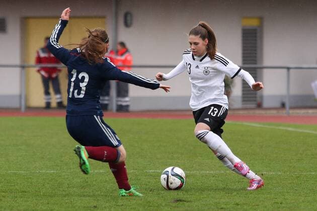 v.li.: Katey Turner (Schottland), Isabella Hartig (Deutschland, DFB), Fussball, U19-Frauen, EM-Qualifikation, Eliterunde, xozx
