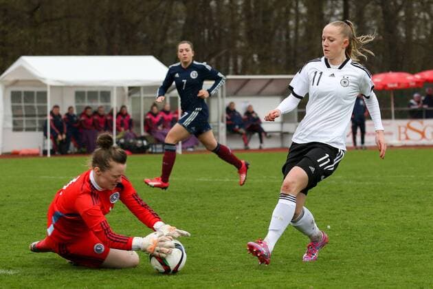 v.li.: Chloe Logan (Torwart, Schottland) kommt vor Lea Schüller (Deutschland, DFB) an den Ball, Torchance, Fussball, U19-Frauen, EM-Qualifikation, Eliterunde, xozx