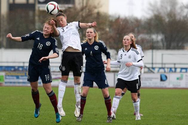 v.li.: Megan Karagiozis (Schottland), Felicitas Rauch (Deutschland, DFB), Kopfball, header, Aktion, Action, Fussball, U19-Frauen, EM-Qualifikation, Eliterunde, xozx