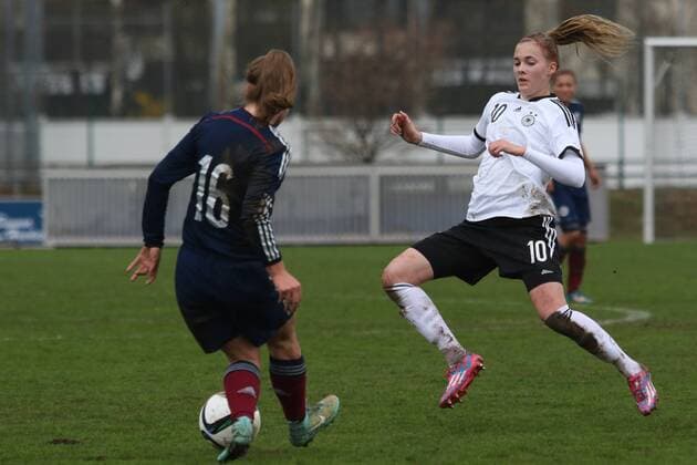 v.li.: Emily McKerlie (Schottland), Laura Freigang (Deutschland, DFB), Fussball, U19-Frauen, EM-Qualifikation, Eliterunde, xozx