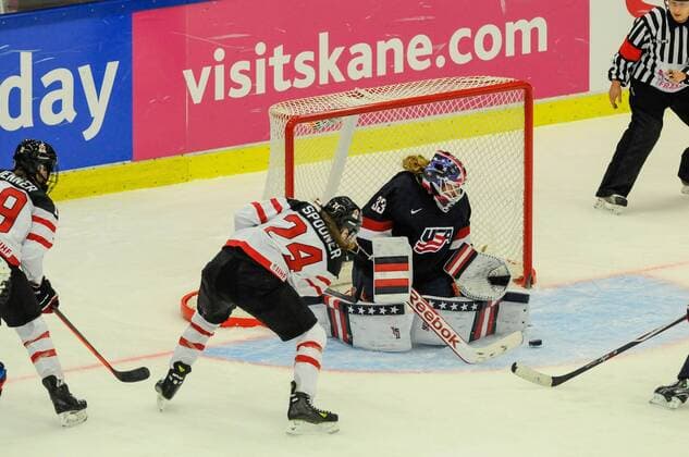 SWE, IIHF Eishockey Frauen WM 2015, USA vs Canada (CAN) 04.04.2015, Malmö Ishall, Malmö , SWE, IIHF Eishockey Frauen WM 2015, USA vs Canada (CAN), im Bild, Finale, Torchance von Natalie SPOONER ( 24, CAN), Alex RIGSBY ( 33, USA) Attention nur für redaktionelle Berichterstattung nphxHafner