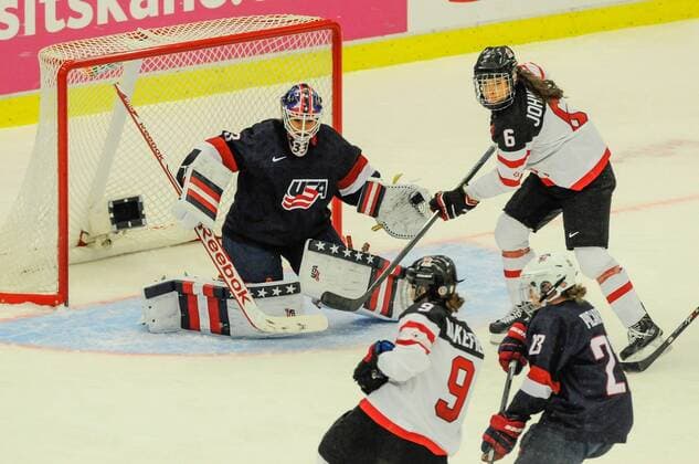 SWE, IIHF Eishockey Frauen WM 2015, USA vs Canada (CAN) 04.04.2015, Malmö Ishall, Malmö , SWE, IIHF Eishockey Frauen WM 2015, USA vs Canada (CAN), im Bild, Finale, Alex RIGSBY ( 33, USA) Attention nur für redaktionelle Berichterstattung nphxHafner