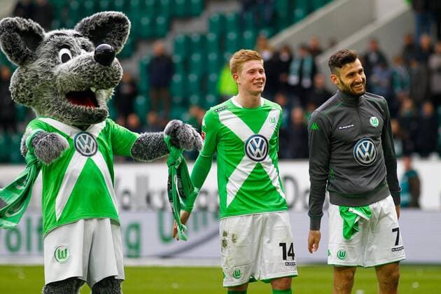 Maskottchen Wölfi,Kevin De Bruyne,Daniel Caligiuri (v.li.,VfL Wolfsburg) - 1. Fußball Bundesliga Punktspiel Saison 2014-2015 VfL Wolfsburg vs. VfB Stuttgart in der Volkswagen Arena in Wolfsburg - Aktion,Deutschland, Fußball, Mann, Männer,04.04.2015