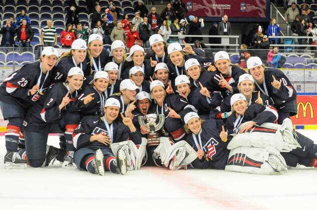 SWE, IIHF Eishockey Frauen WM 2015, USA vs Canada (CAN) 04.04.2015, Malmö Ishall, Malmö , SWE, IIHF Eishockey Frauen WM 2015, USA vs Canada (CAN), im Bild, Finale, Team USA gewinnt die Frauen Eishockey WM in Malmö, Teamfoto Attention nur für redaktionelle Berichterstattung nphxHafner