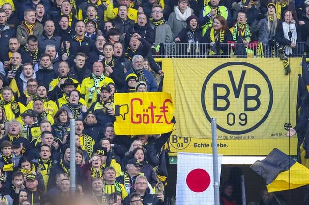 Fans, Fussballfans, supporters, spectators, Zuschauer, Fankurve gegen Mario GÖTZE (FC Bayern München) , FCB 19 Fussball 1. Bundesliga , Dortmund, am 04.04.2015 BORUSSIA DORTMUND - 0-1 27.Spieltag, Liga1, Liga01, 1.Liga BVB, FCB, Saison 2014 2015