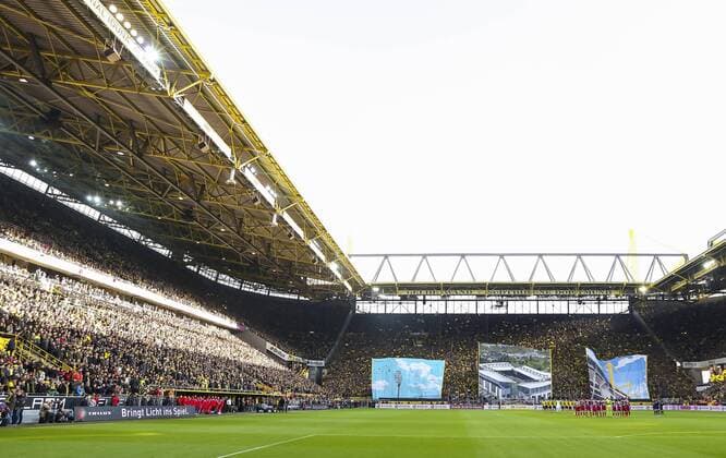 Stadion, Fussballstadion, Tribuenen, Zuschauertribuene, innen Signal Iduna Park Choreographie, Transparente, Fanchoreographie, Fankurve Fans, Fussballfans, supporters, spectators, Zuschauer, Fankurve Fussball 1. Bundesliga , Dortmund, am 04.04.2015 BORUSSIA DORTMUND - 0-1 27.Spieltag, Liga1, Liga01, 1.Liga BVB, FCB, Saison 2014 2015