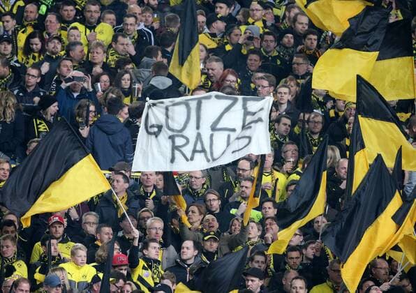 Dortmund, Fussball Herren, 1.Bundesliga, Saison 2014 2015, Spieltag 27, Borussia Dortmund vs FC Bayern München 04.04.2015, Signal Iduna Park Dortmund, BVB Fans mit Mario Götze raus Banner
