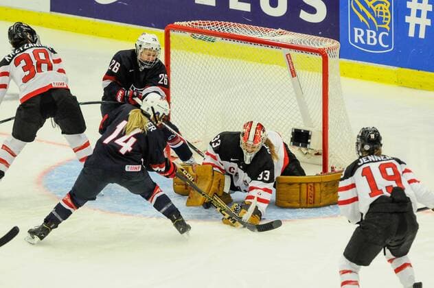 SWE, IIHF Eishockey Frauen WM 2015, USA vs Canada (CAN) 04.04.2015, Malmö Ishall, Malmö , SWE, IIHF Eishockey Frauen WM 2015, USA vs Canada (CAN), im Bild, Finale, Ann-Renee DESBIENS ( 33, CAN) rettet gegen Kendall COYNE ( 26, USA), Brianna DECKER ( 14, USA) Attention nur für redaktionelle Berichterstattung nphxHafner