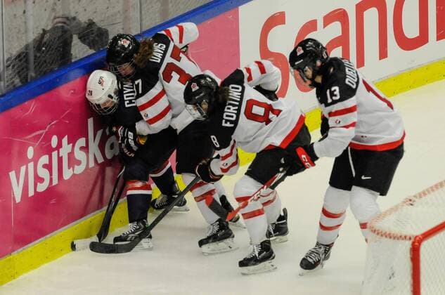 SWE, IIHF Eishockey Frauen WM 2015, USA vs Canada (CAN) 04.04.2015, Malmö Ishall, Malmö , SWE, IIHF Eishockey Frauen WM 2015, USA vs Canada (CAN), im Bild, Finale, Kendall COYNE ( 26, USA), Sarah DAVIS ( 37, CAN), Laura FORTINO ( 8, CAN), Caroline OUELLETTE ( 13, CAN) Attention nur für redaktionelle Berichterstattung nphxHafner
