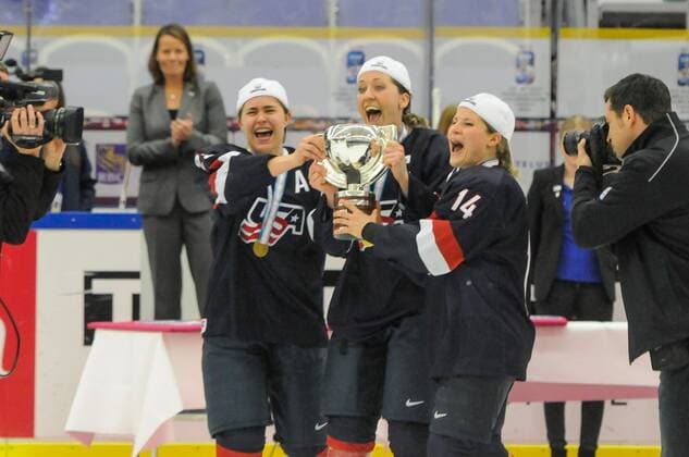 SWE, IIHF Eishockey Frauen WM 2015, USA vs Canada (CAN) 04.04.2015, Malmö Ishall, Malmö , SWE, IIHF Eishockey Frauen WM 2015, USA vs Canada (CAN), im Bild, Finale, Team USA gewinnt die Frauen Eishockey WM in Malmö, Pokalüberreichung an Alex CARPENTER ( 25, USA), Hilary KNIGHT ( 21, USA), Brianna DECKER ( 14, USA) Attention nur für redaktionelle Berichterstattung nphxHafner