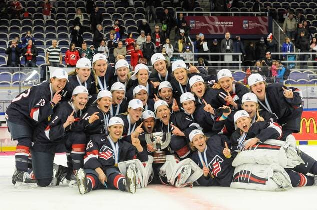SWE, IIHF Eishockey Frauen WM 2015, USA vs Canada (CAN) 04.04.2015, Malmö Ishall, Malmö , SWE, IIHF Eishockey Frauen WM 2015, USA vs Canada (CAN), im Bild, Finale, Team USA gewinnt die Frauen Eishockey WM in Malmö, Teamfoto Attention nur für redaktionelle Berichterstattung nphxHafner
