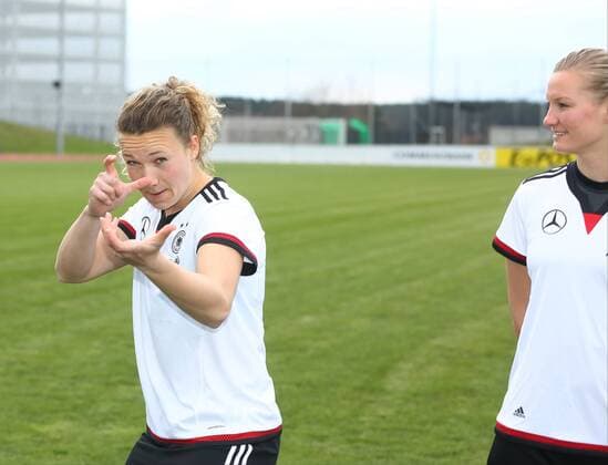 04.04.2015 - Fussball - Saison 2014 2015 - Training und Fototermin DFB Nationalmannschaft Damen Frauen GER Bundesrepublik Deutschland - JüRa - Josephine Henning (17, Bundesrepublik Deutschland GER) macht Spaß mit Fotografen