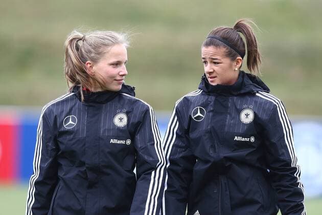 04.04.2015 - Fussball - Saison 2014 2015 - Training und Fototermin DFB Nationalmannschaft Damen Frauen GER Bundesrepublik Deutschland - JüRa - Tabea Kemme (22, Bundesrepublik Deutschland GER, links) und Lena Lotzen ( Bundesrepublik Deutschland GER, rechts)