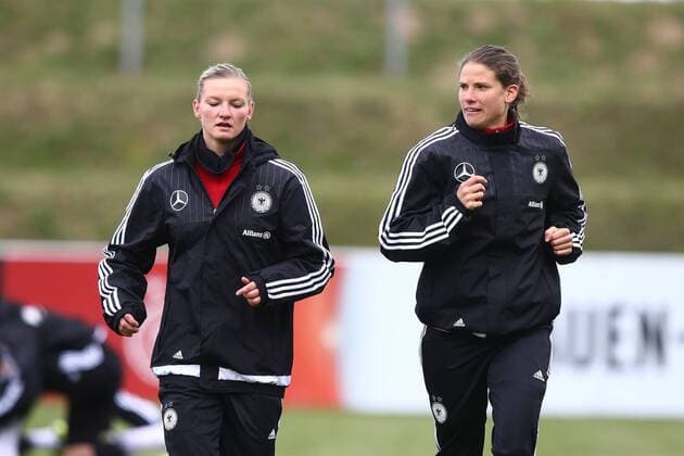 04.04.2015 - Fussball - Saison 2014 2015 - Training und Fototermin DFB Nationalmannschaft Damen Frauen GER Bundesrepublik Deutschland - JüRa - Alexandra Popp (18, Bundesrepublik Deutschland GER, links) und Annike Krahn (5, Bundesrepublik Deutschland GER)