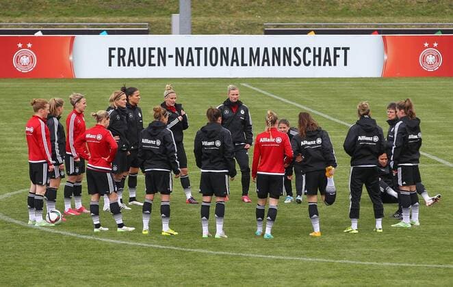 04.04.2015 - Fussball - Saison 2014 2015 - Training und Fototermin DFB Nationalmannschaft Damen Frauen GER Bundesrepublik Deutschland - JüRa - Team vor dem Training