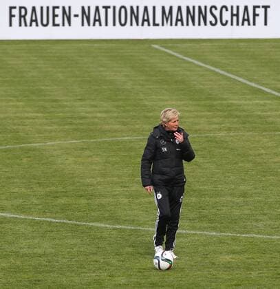 04.04.2015 - Fussball - Saison 2014 2015 - Training und Fototermin DFB Nationalmannschaft Damen Frauen GER Bundesrepublik Deutschland - JüRa - Silvia Neid (Bundestrainerin, Bundesrepublik Deutschland GER)