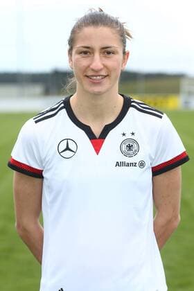 04.04.2015 - Fussball - Saison 2014 2015 - Training und Fototermin DFB Nationalmannschaft Damen Frauen GER Bundesrepublik Deutschland - JüRa - Bianca Schmidt (2, Bundesrepublik Deutschland GER) Einzelfoto Portrait