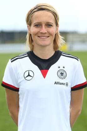 04.04.2015 - Fussball - Saison 2014 2015 - Training und Fototermin DFB Nationalmannschaft Damen Frauen GER Bundesrepublik Deutschland - JüRa - Saksia Bartusiak (3, Bundesrepublik Deutschland GER) Einzelfoto Portrait