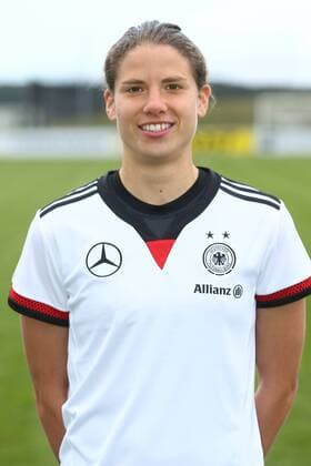 04.04.2015 - Fussball - Saison 2014 2015 - Training und Fototermin DFB Nationalmannschaft Damen Frauen GER Bundesrepublik Deutschland - JüRa - Annike Krahn (5, Bundesrepublik Deutschland GER) Einzelfoto Portrait