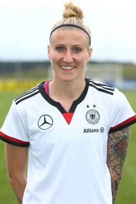 04.04.2015 - Fussball - Saison 2014 2015 - Training und Fototermin DFB Nationalmannschaft Damen Frauen GER Bundesrepublik Deutschland - JüRa - Anja Mittag (11, Bundesrepublik Deutschland GER) Einzelfoto Portrait